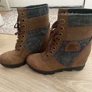 Sorel Women's Tan and Gray Lace Up Boots